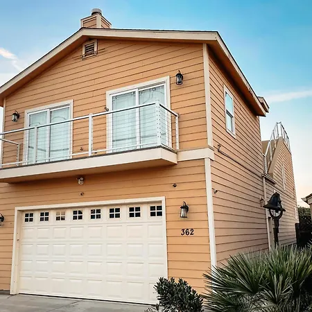2 Min Walk To Beach! Large Home! Rooftop Deck!
